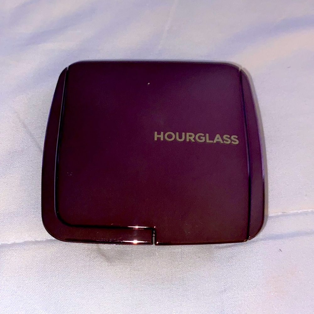 Hourglass ambient lighting powder